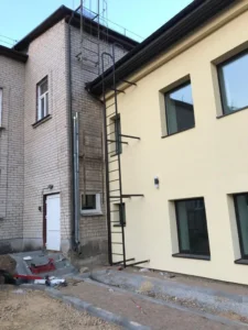 Evakuācijas kāpnes, alumīnija kāpne. Ugunsgrēka kāpnes. Melnas kāpnes.