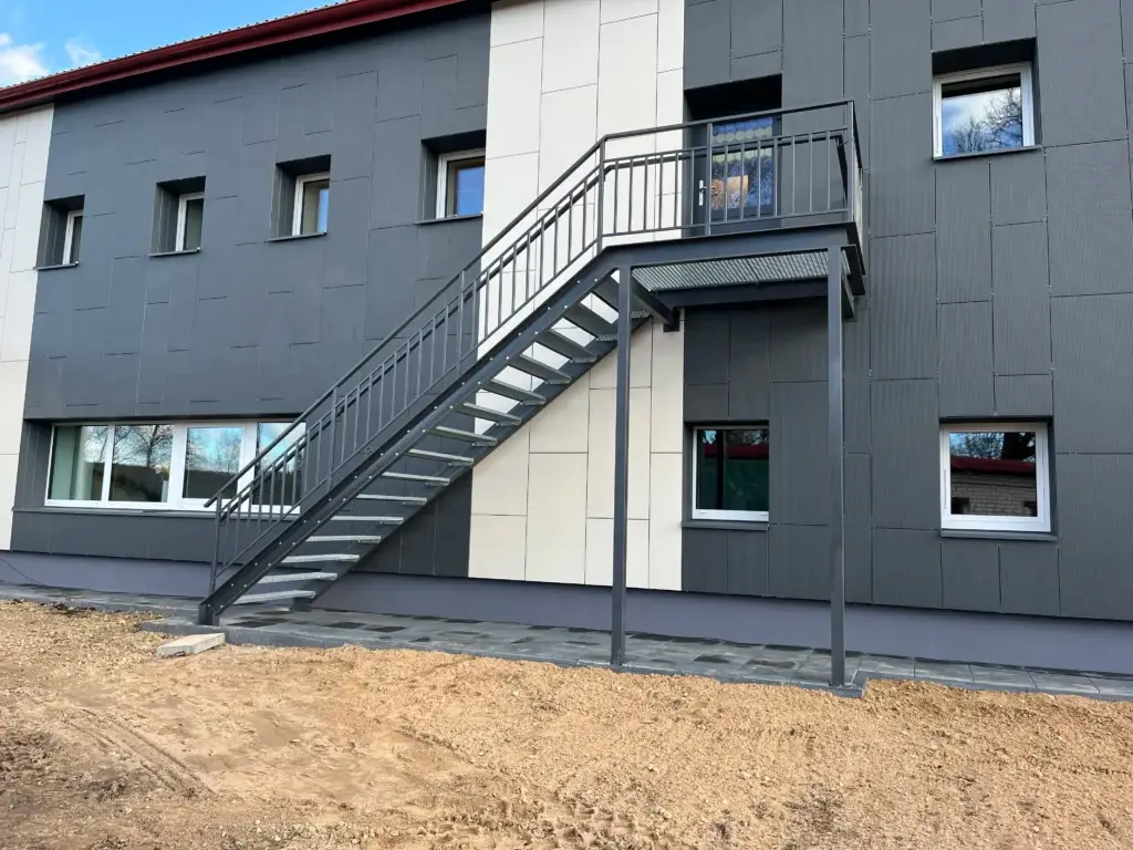 alt="metāla-kāpnes-uz-otro-stāvu-taisnas-āra"