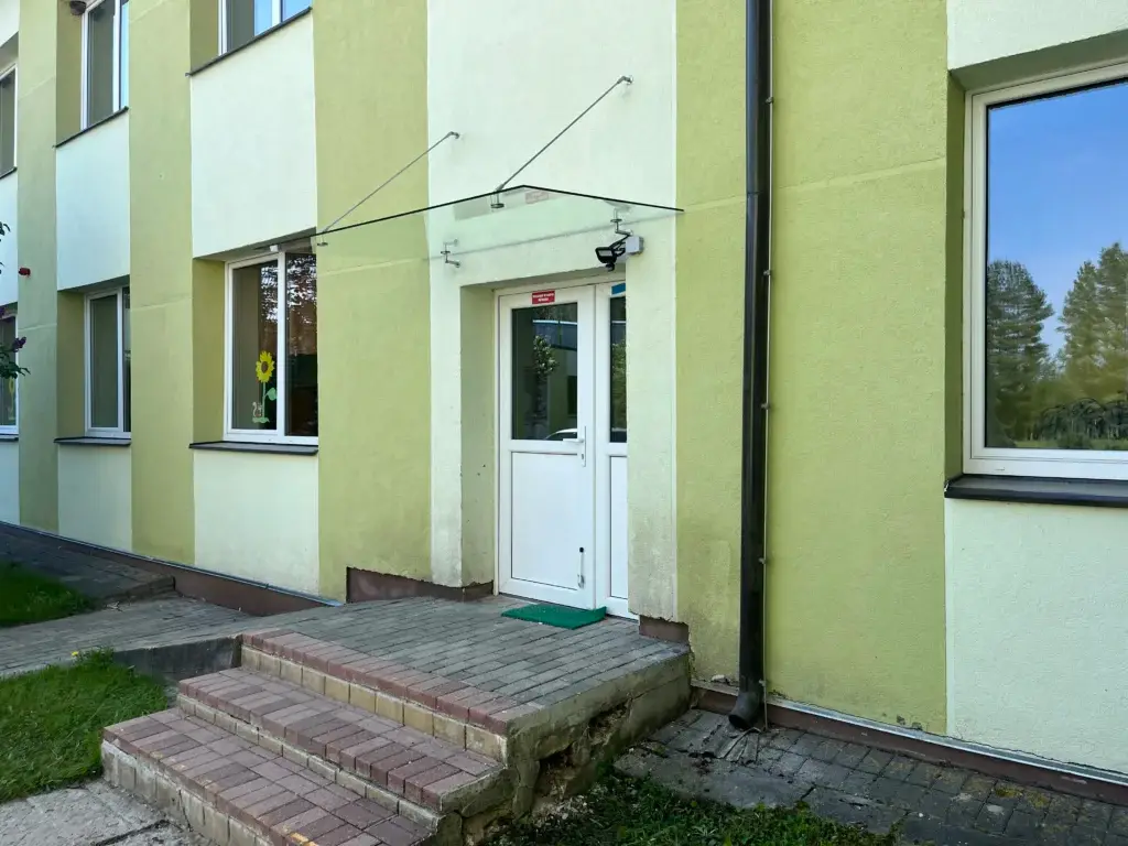 alt="stikla-nojume-kāpņu-telpai-pret-lietu-izturīga''