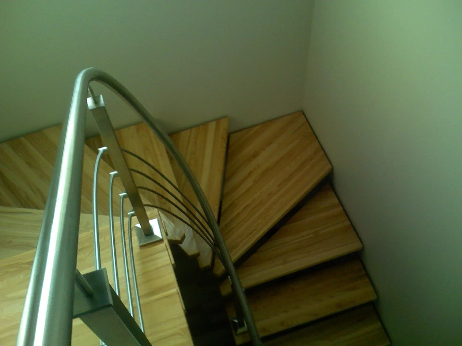 kāpnes ar metāla margām koka