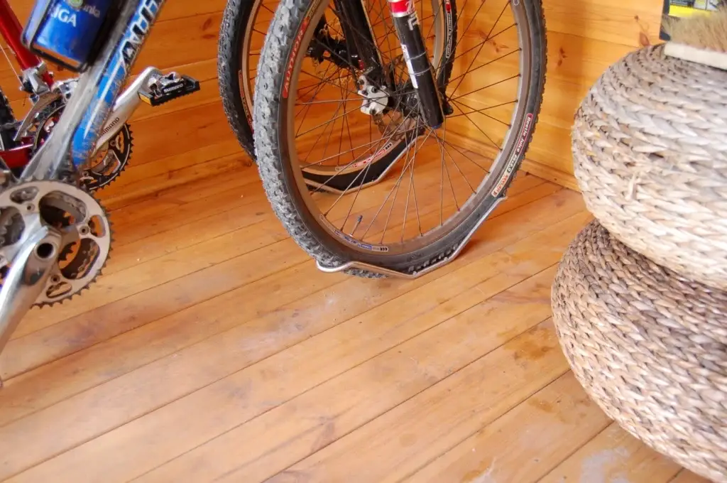 alt="velosipēdu-novietne-metāla-izturīga-eleganta-praktiska-Velo-novietne"
